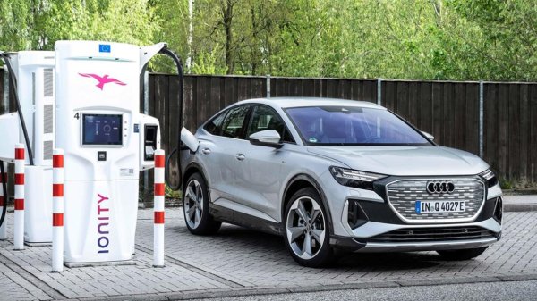 Когато зареждате EV, скоростта се забавя, когато наближите 100 процента. Така че ако има чакащи зад вас, изключете щепсела на 80 процента. Човещина е! Колата ще ви отведе там, където сте тръгнали, без да разваля дена на останалите. Освен това познавайте колата си. Няма полза да се включите в станция с мощност 350 kW, ако колата ви може да приеме зареждане само с 50 kW. И не паркирайте все пак там, ако карате ДВГ, само защото мястото е най-близо до вратата на мола.
